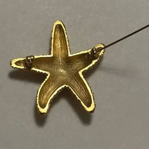 Vintage Textured Gold Toned Starfish Brooch - Picture 6 of 6